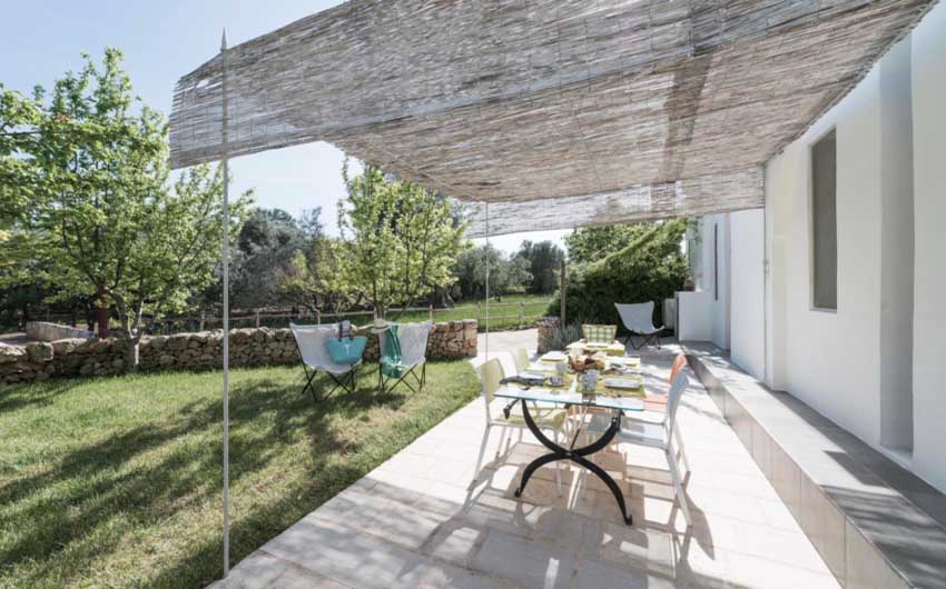 Apulian Design Apartments Outdoor Eating Area with The Little Voyager