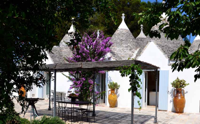 Apulian Twin Apartments Outdoor Eating Area with The Little Voyager