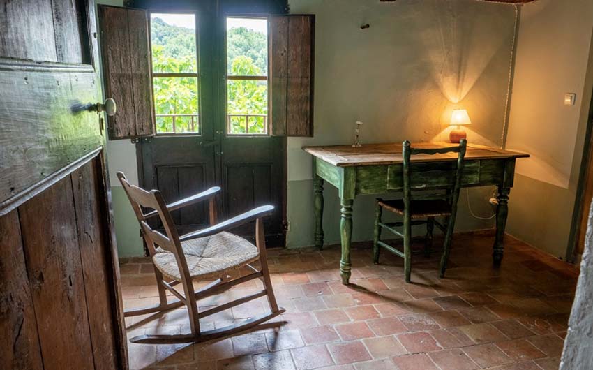 Catalan Rural Escape Quiet Room with The Little Voyager