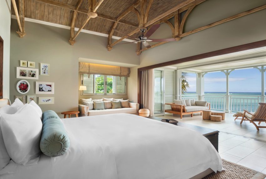 Room with big bed and sea view