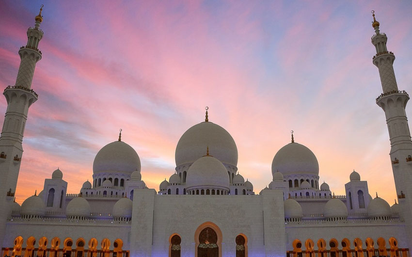 Visit the Sheikh Zaed Mosque in Abu Dhabi with The Little Voyager