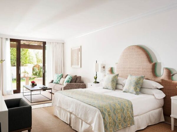 Marbella Club Deluxe Bed with The Little Voyager