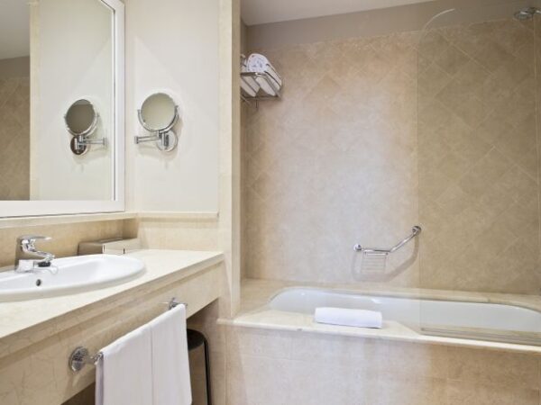 Bathroom family Suite at Melia Villaitana