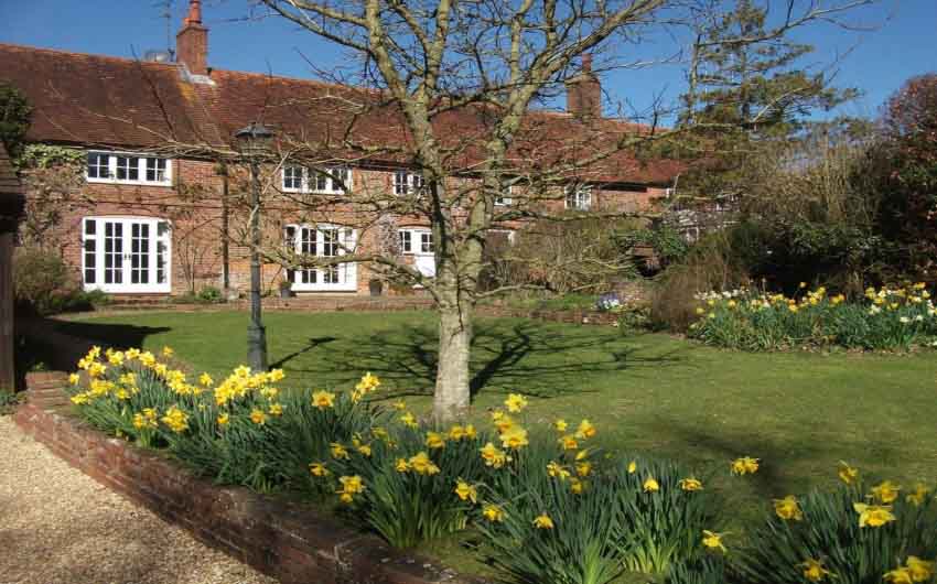 The Sussex Gardens Brewhouse Exterior with The Little Voyager