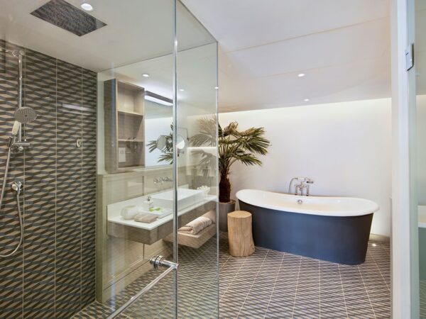 LUX* Grand Gaube Family room bath with tub