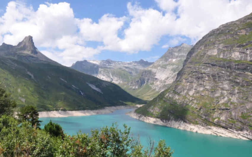 Lake close to the Swiss Mountain Apartment