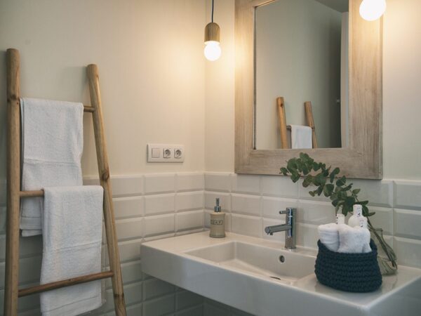 Double room bath at the Catalan Coutry Apartments