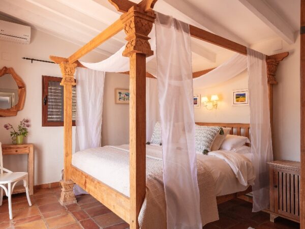 a double four poster bed in a retreat room