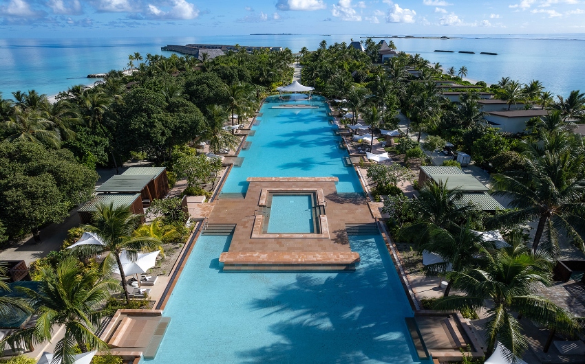 Main pool at Kuda Villingili Resort