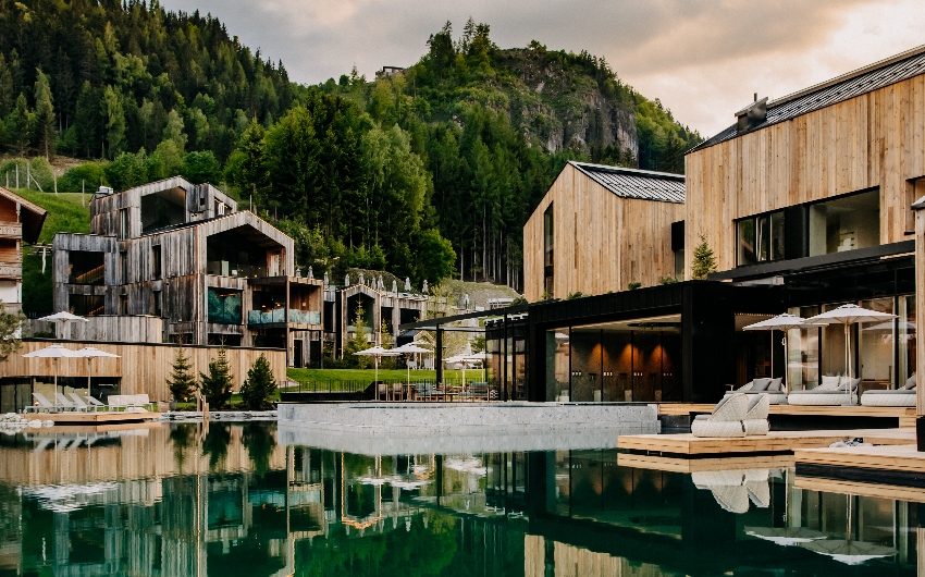 Exterior view with lake of Naturhotel Forsthofgut