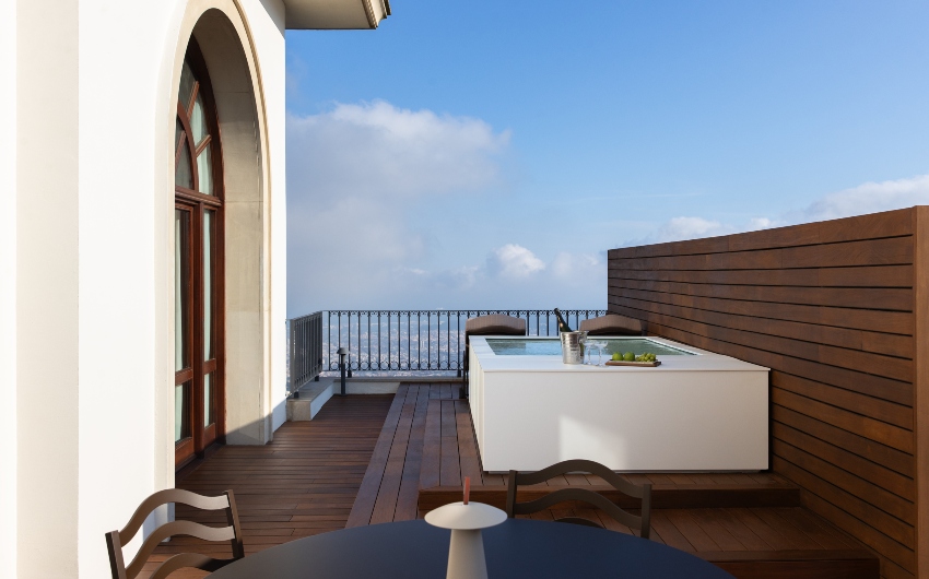 Suite with plunge pool at METT Barcelona